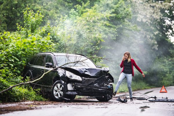 -Vecine, vreau să ştii că am făcut accident de maşină!