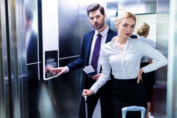 Două blonde într-un lift. Deodată liftul se blochează