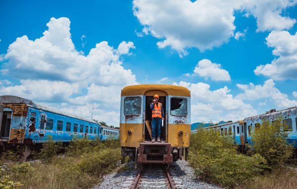 Fugea Vasile cu doi prieteni după tren