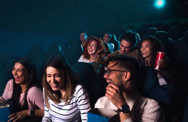 În sala de cinema, băiatul începe să o sărute și să o mângâie pe tipă