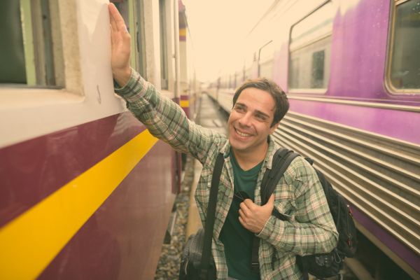 În compartimentul unui tren, un tip și o tipă. Văzându-l pe tipul din fața ei foarte concentrat