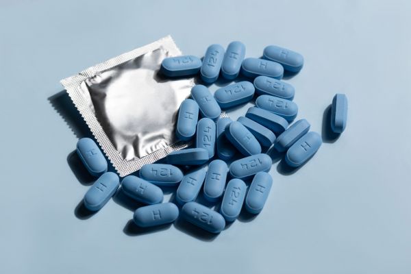 – 5 Viagra, că în seara asta vine o rusoaică la mine și vreau să fiu în formă.