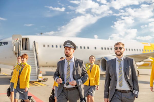 Bulă intră în avion și o abordează pe atrăgătoarea stewardesă: