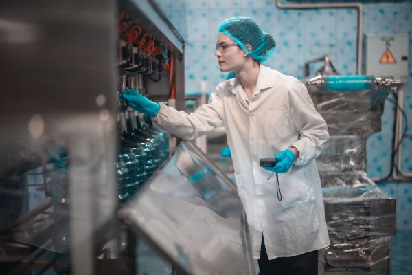 Bulă vine în vizită la o fabrică de diverse produse din latex