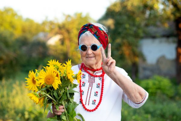 Bulișor: -Hai tăticule, lasă-mă să mă joc cu bunica….