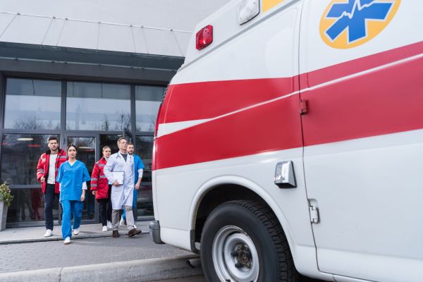 Soferul de ambulanță vorbește cu un medic în timp ce se deplasau la un apel de urgență