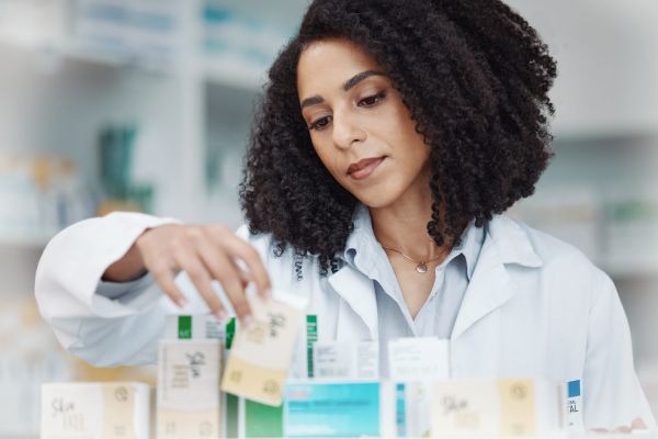 La farmacie:  – Ce-mi recomandați pentru soțul meu?