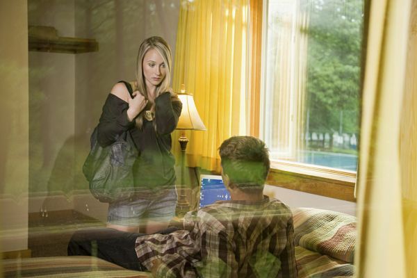 Bulă agață o tipă într-un bar şi o duce într-un motel