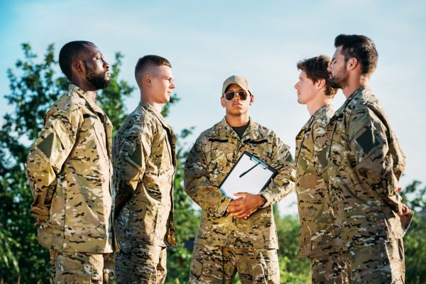 – Tată, eu ce o să mă fac când voi fi mare? – Te faci și tu colonel, ca tati tău.
