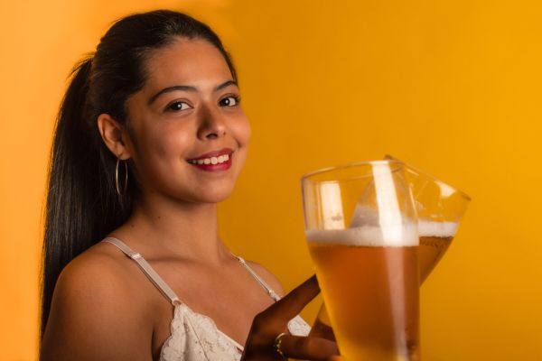 – Chelner, halba e plină doar cu spumă…