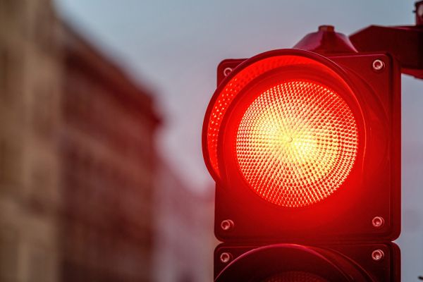 Taximetristul meseriaș care trece pe roșu