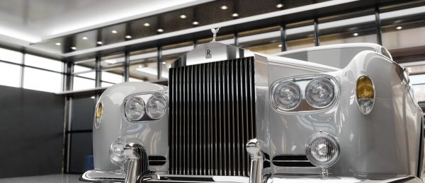 La semafor se întâlnesc un Rolls-Royce și un Matiz