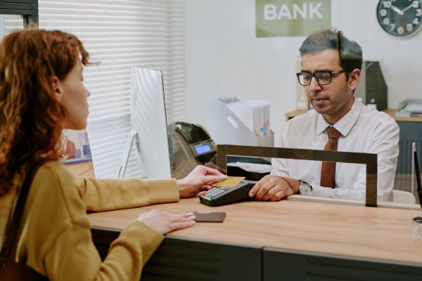 -  Banca dumneavoastră dă credite doar pe «cuvânt de onoare»?