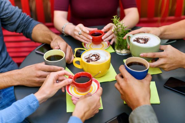 Vasilica îşi cheamă vecinul la o cafea