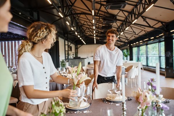 Un bărbat nefericit, de mână cu o femeie superbă, intră într-un restaurant