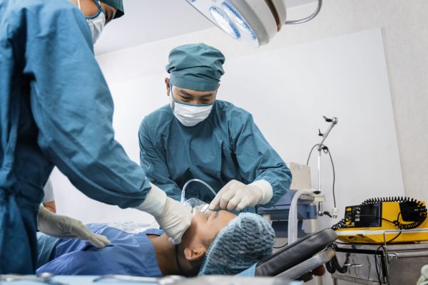 – Stai calm, Bulă, fac operația asta a o 100-a oară!