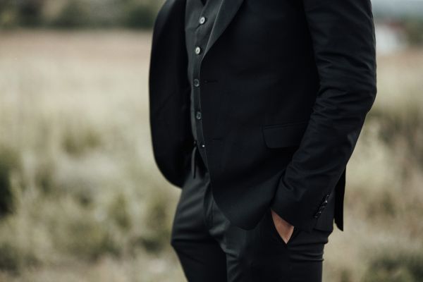 Poți să-mi împrumuți costumul tău negru?