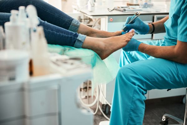 Un tip merge la doctor și îi spune că îl doare un picior