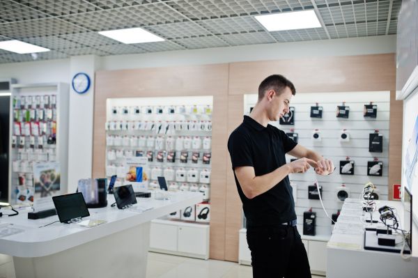Bulă intră într-un magazin de electrocasnice: – Ce este acesta?