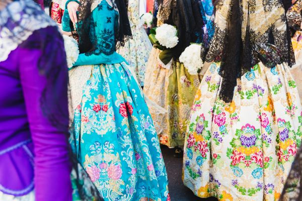 -Vai, ce rochie minunată, de unde o ai? - De la Paris, penultimul răcnet