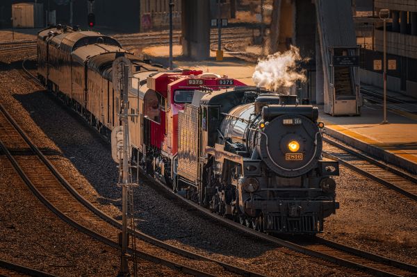 Discuție în tren, între un controlor și un călător: – Biletul dumneavoastră?