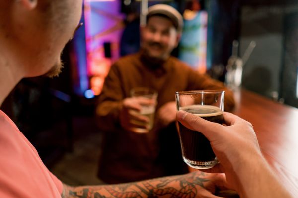 – De 2 săptămâni nevasta mă tot dă afară din casă, când vin beat