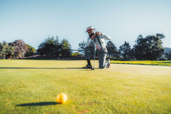 4 pensionari s-au dus să joace golf