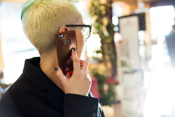 -Gogule, stai de juma de oră cu telefonul la ureche și nu zici nimic…