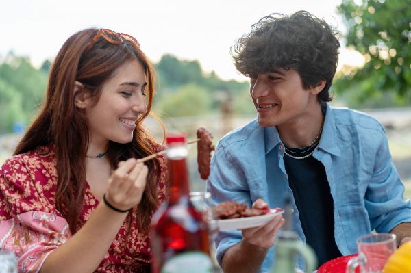 O fată de 18 ani se duce la prima ei întâlnire