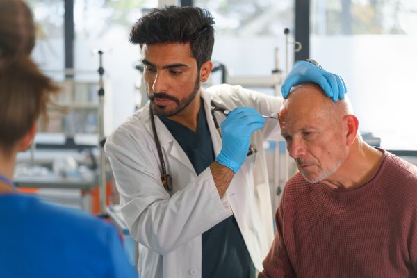 -Domnule, îi spune medicul pacientului, nu aveți nimic, sunteți sănătos tun