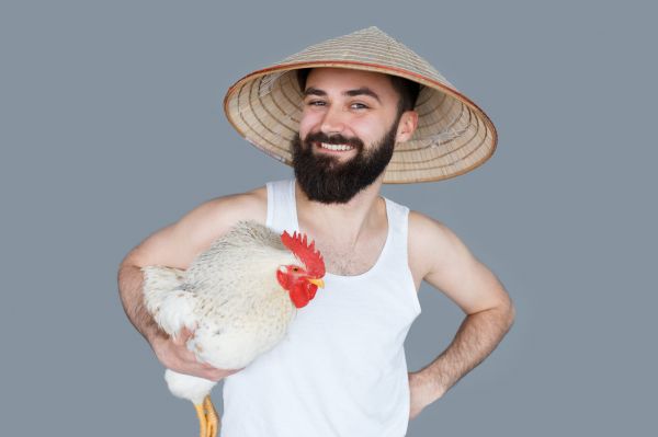 – Bulă, cocoșul tău de ce nu cântă dimineața?