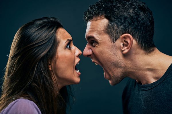 – Aștept o explicație, lasă vrăjeala!