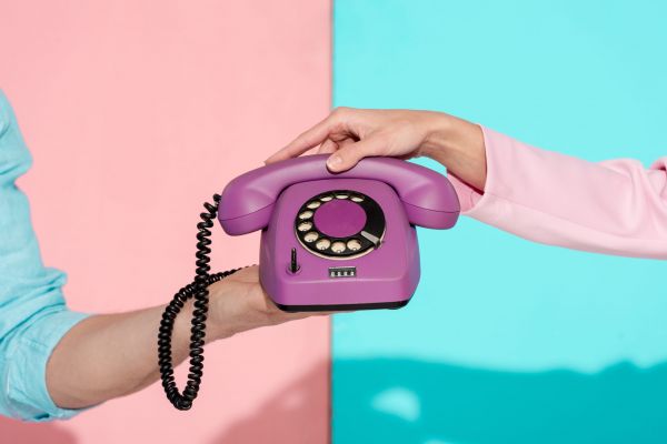 Un tip își caută soția la telefon