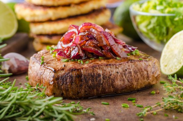 – Ospătar, eu am cerut o friptură de porc cu os…