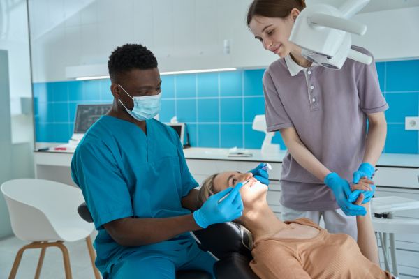 În timp ce era la dentist, unei tipe îi sună telefonul