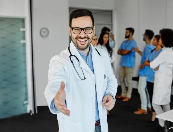 Se îmbolnăvește soția, iar bărbatul cheamă doctorul