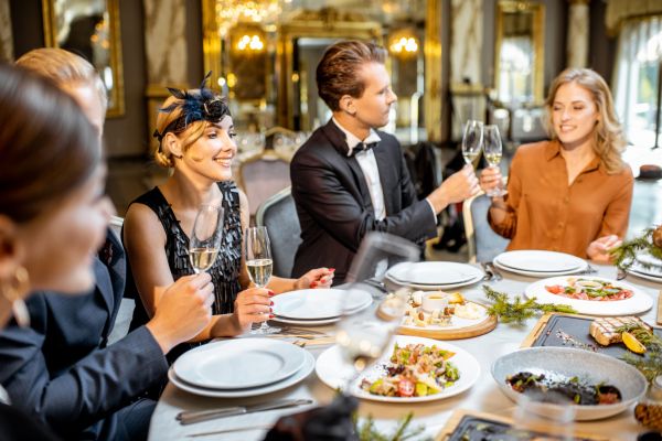 Aflați pentru prima dată în Paris, Bulă și Bubulina intră într-un restaurant
