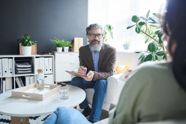 – Doctore, îmi e greu să recunosc, dar…