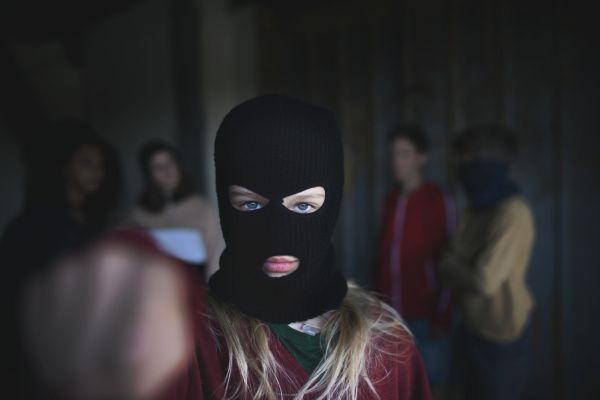 Tremurând de frică, omul întreabă:  -Ce vreți de la mine?