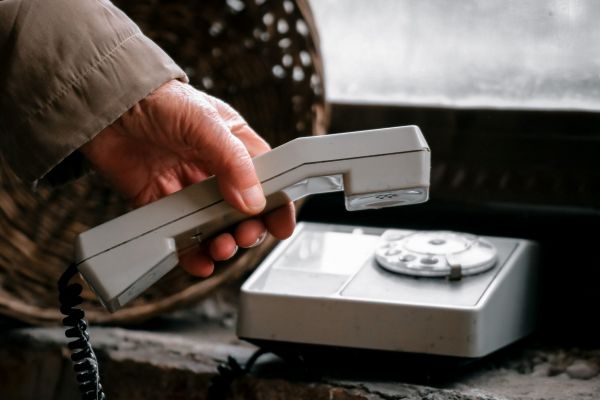 – Bubulino, răspunde tu! Dacă mă caută cineva pe mine, spune-i că nu-s acasă