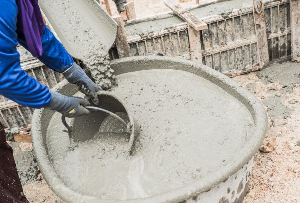 Vezi ce îi spune Manole Anei când îi dă ciment pe rochie