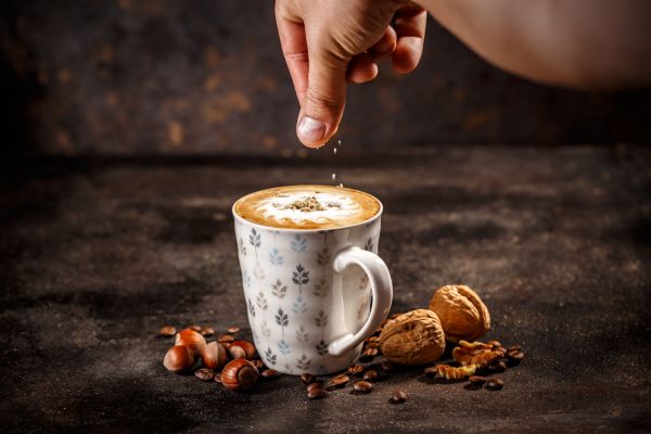 – Bulă, hai la mine la o cafea! – Vin, Ștrulă!