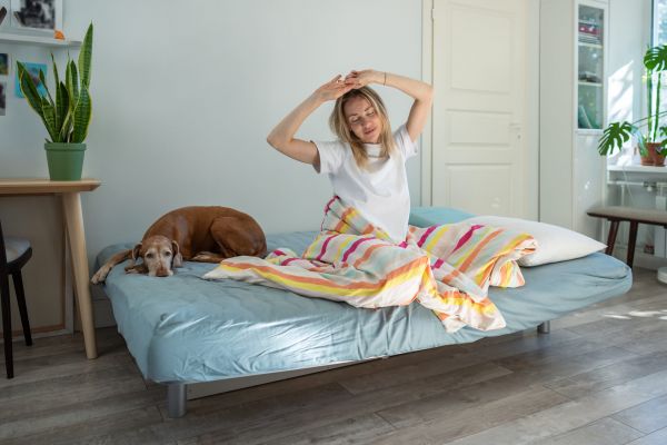 Soacra își găsește nora goală pe pat