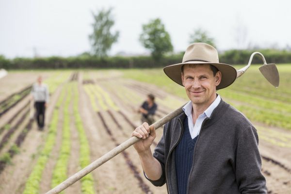 – Trebuie să vă inspectez ferma