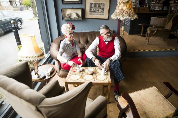 Ajuns la vârsta de pensionare, un tip se prezintă la oficiu