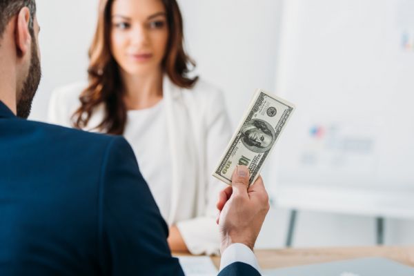 - Crezi că salariul meu este îndeajuns pentru tine?