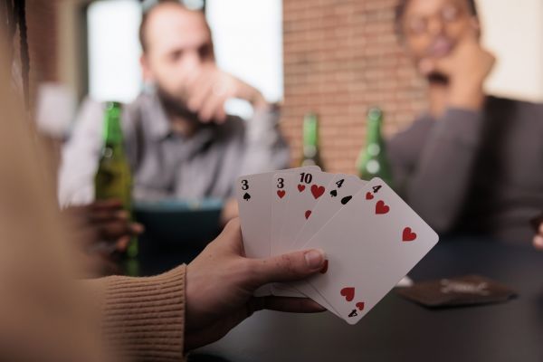 Bulă joacă poker pe bani cu soția sa