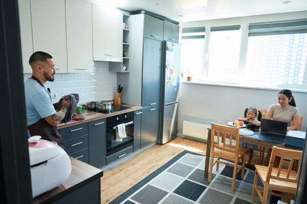 Bulă dorește să îi arate prietenului său noul apartament