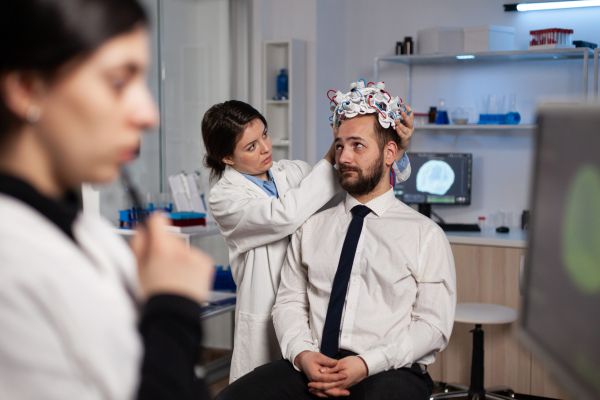 Pe Bulă îl doare capul și se duce la medic.  -Aveți nevastă?