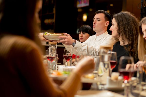 Un chirurg plastician se afla la un restaurant, alături de un prieten